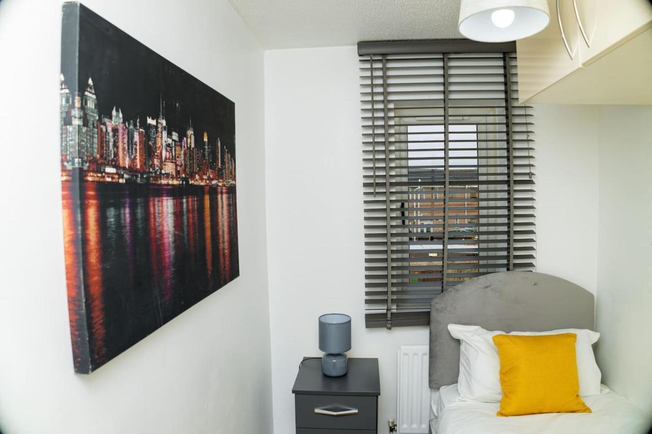 Apartment Dynasty - Alison Kelly Close *