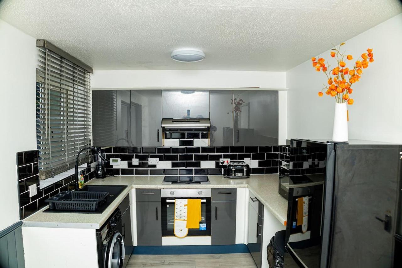 Dynasty - Alison Kelly Close Apartment *